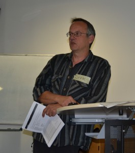 Dirk Möhle, einer der beiden Geschäftsführer des Wohnprojekts, erläutert unsere Ideen zum baulichen Konzept als Grundlage für den Architektenentwurf.