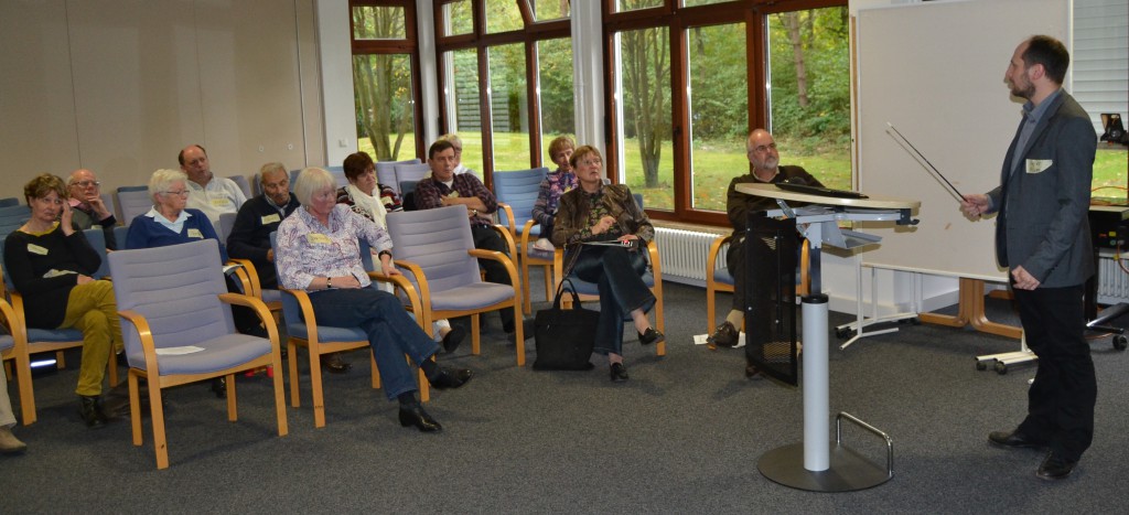 Architekt Matthias Mumm vom Planungsring Mumm + Partner erläutert den Architekturentwurf für unser Wohnprojekt "Haus an den Auen"