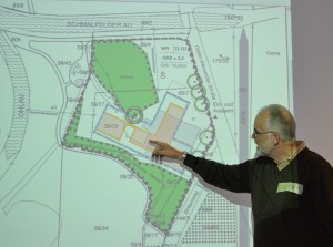 Joachim Josenhans erläutert den Entwurf des Bebauungsplans, in den die Lage der Gebäude sowie die Größe und Höhe  festgelegt wird.