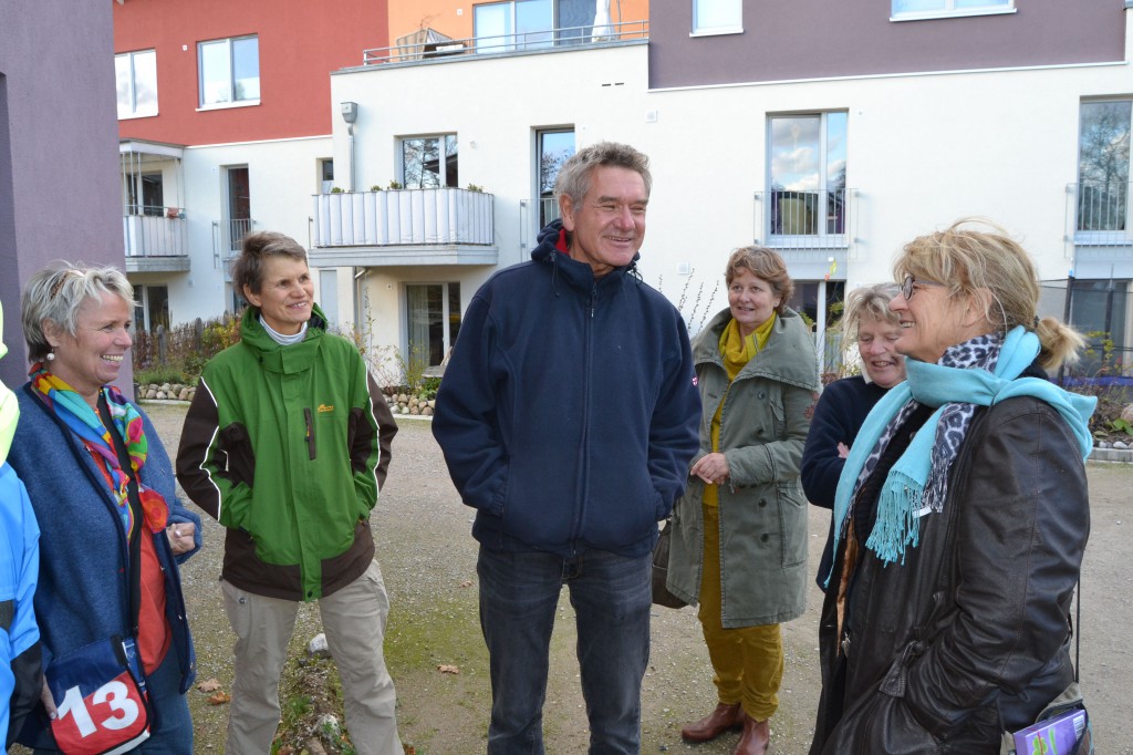 Peter Blosat, einer der Initiatoren der "Torfwiesenau" zeigt den Gästen aus Bad Bramstedt das Aussengelände