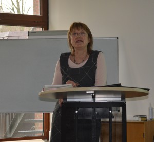 Gabriele Birke, MItglied unserer Initiative, berichtet aus der Arbeitsgruppe Bau über "Energieeffizienz".