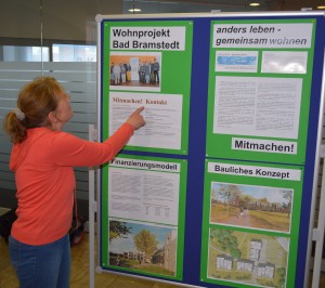 Regina Junge zeigt die für die öffentliche Präsentation gestaltete Informationswand
