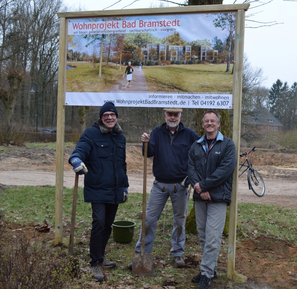 Geschafft. Das Schild steht und die Helfer  Fritz Bredfeldt, Joachim Josenhans, Dirk Möhle sind zufrieden. (Nicht im Bild aber mit dabei Barbara Schlaghecke-Josenhans)