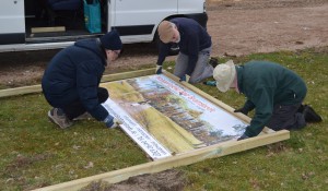 Mit Hammer und Bohrschrauber: Zusammenbau des Informationsschildes zu unserm Wohnprojekt