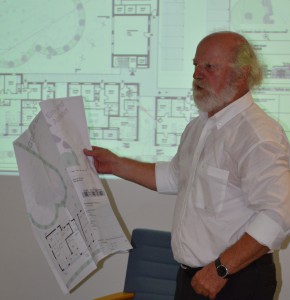 Architekt Uwe Mumm vom Planungsring Mumm+Partner erläutert die überarbeiteten Grundrisse der Wohnungen